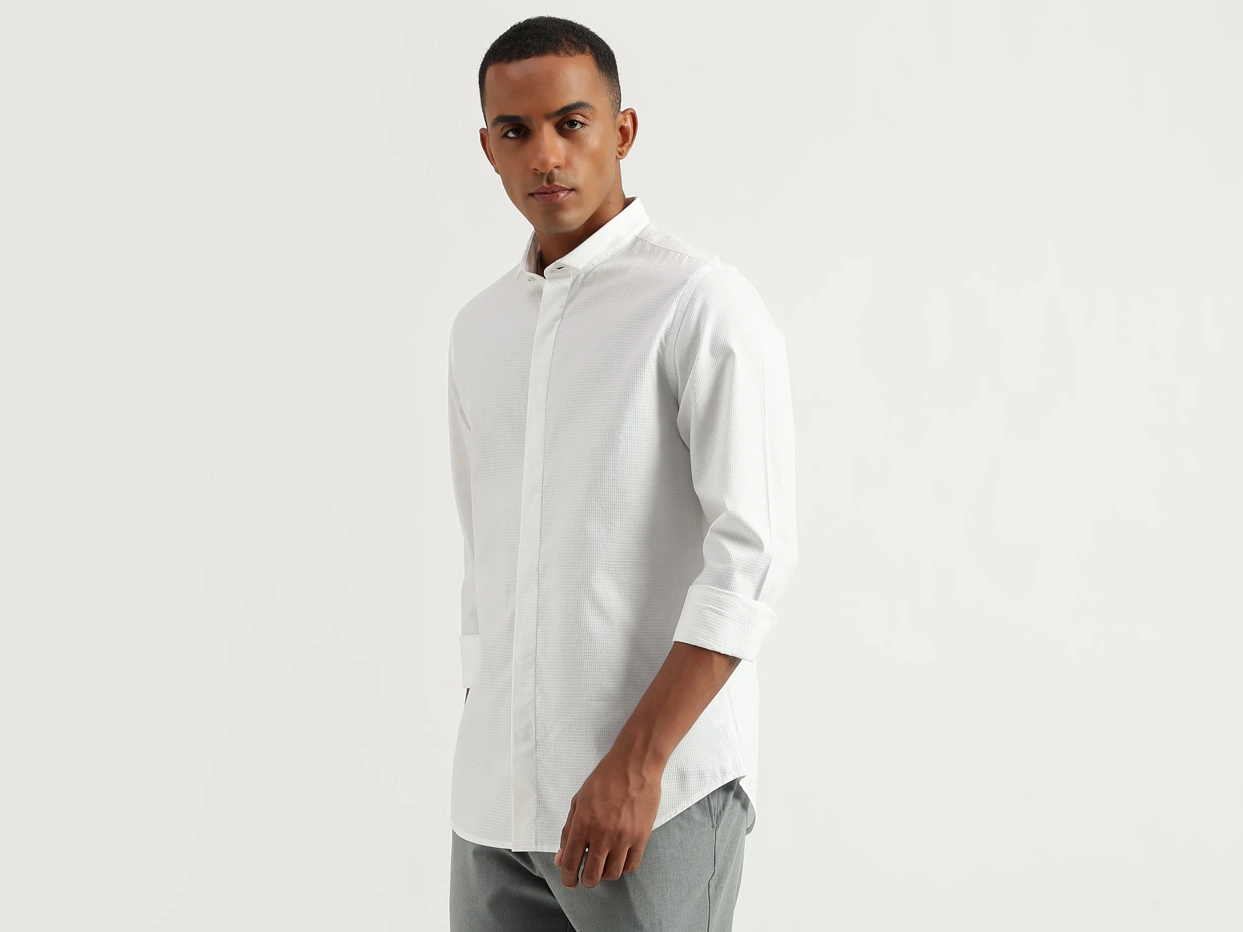 Men's Slim Fit Cutaway Collar Textured Shirts